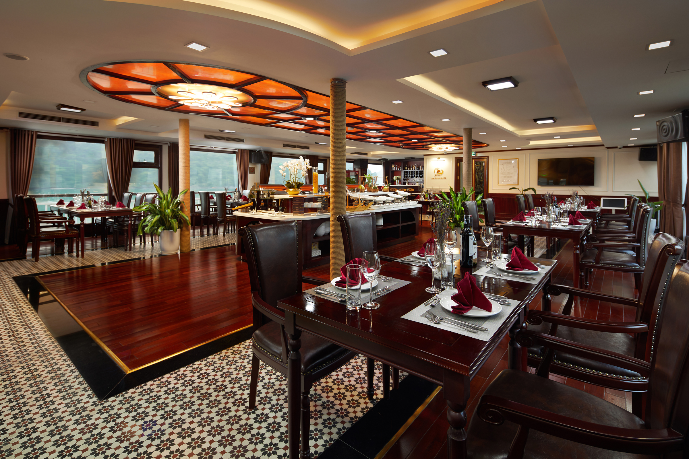 Dining & Bar